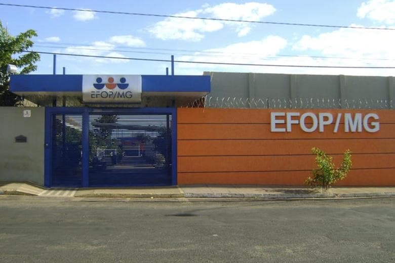 Fachada da EFOP em Uberaba, com portão azul e identificação EFOP/MG.